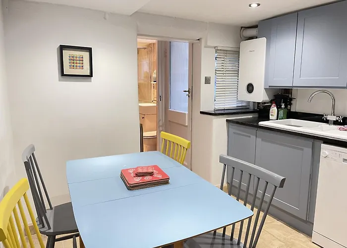 Sixpence Cottage, A Few Steps From The Harbour!