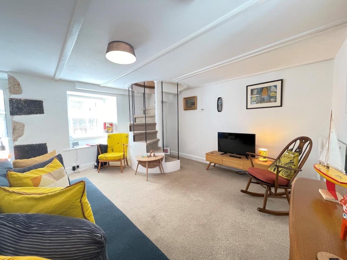 Sixpence Cottage, A Few Steps From The Harbour!